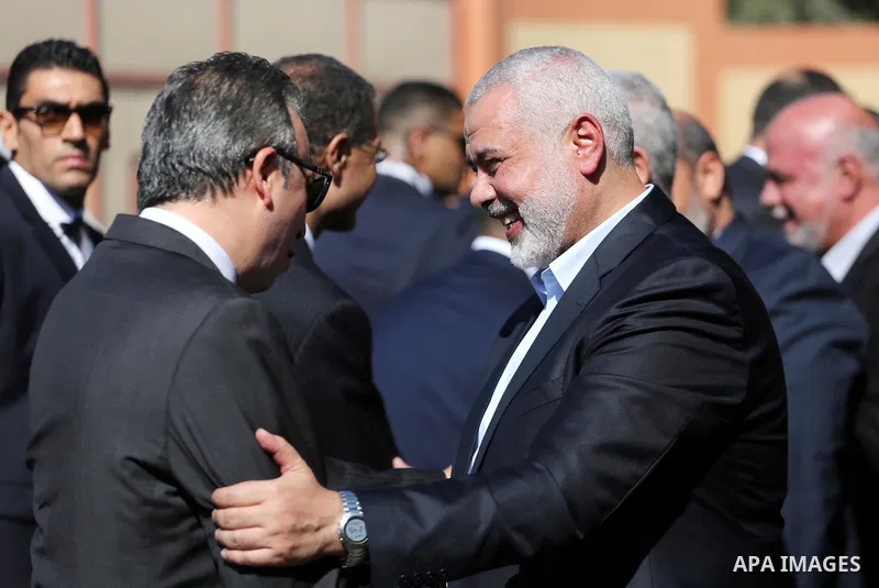 Palestinian Hamas Chief Ismail Haniyeh welcomes to Egyptian intelligence delegation before a meeting with Egyptian intelligence Minister Khaled Fawzi in Gaza City October 3, 2017. Photo by Mohammed Asad