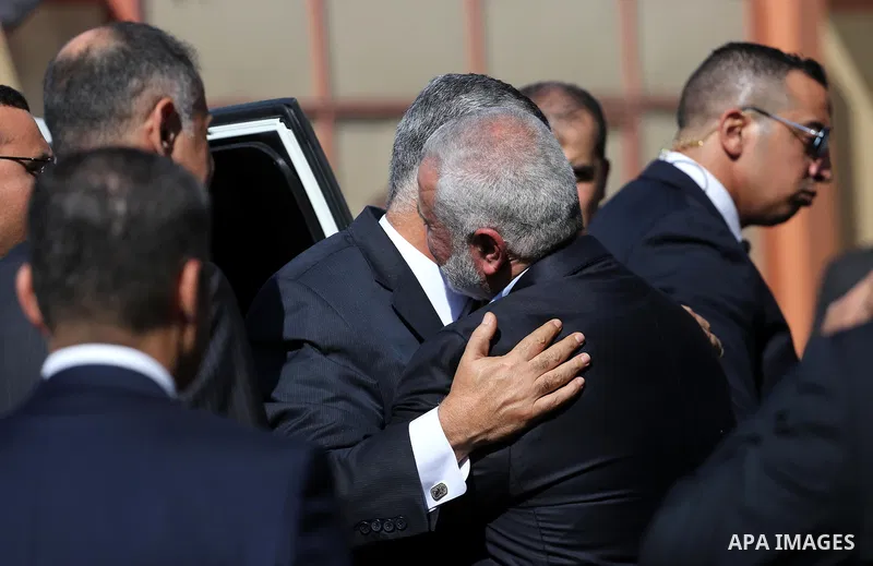 Palestinian Hamas Chief Ismail Haniyeh welcomes to Egyptian intelligence delegation before a meeting with Egyptian intelligence Minister Khaled Fawzi in Gaza City October 3, 2017. Photo by Mohammed Asad