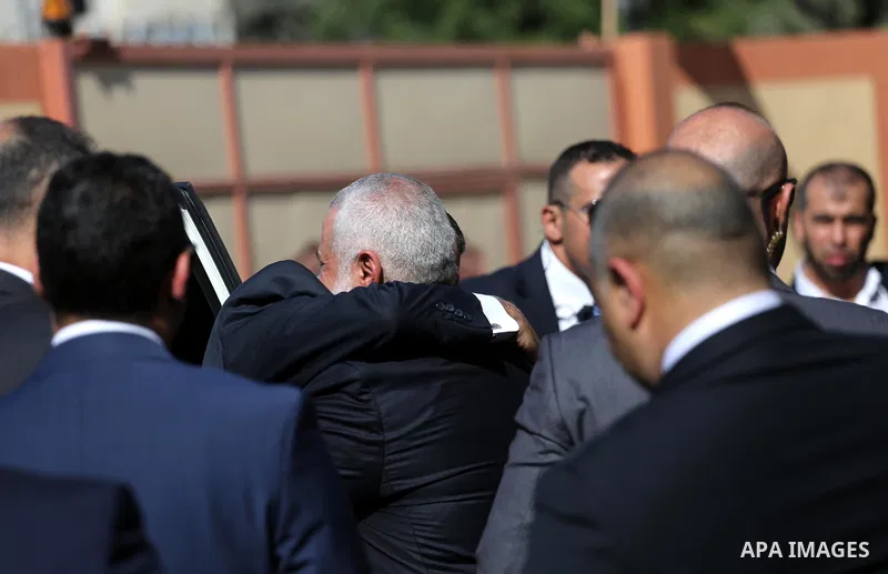 Palestinian Hamas Chief Ismail Haniyeh welcomes to Egyptian intelligence delegation before a meeting with Egyptian intelligence Minister Khaled Fawzi in Gaza City October 3, 2017. Photo by Mohammed Asad