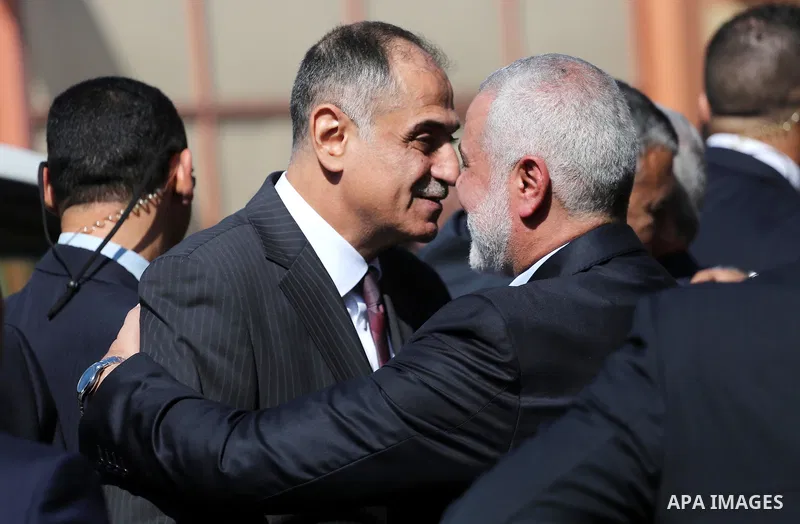 Palestinian Hamas Chief Ismail Haniyeh welcomes to Egyptian intelligence delegation before a meeting with Egyptian intelligence Minister Khaled Fawzi in Gaza City October 3, 2017. Photo by Mohammed Asad