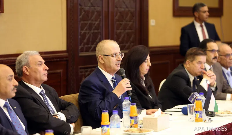 Palestinian Prime minister, Rami Hamadallah, meets with members of the Palestinian Businessmen Association, in Gaza city on October 4, 2017. Photo by Prime Minister Office