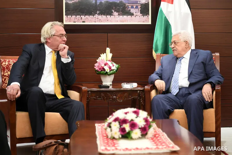 Palestinian President Mahmoud Abbas (Abu Mazen) meets with the Norwegian envoy for the peace process, Tor Winsell in the West Bank city of Ramallah on October 4, 2017. Photo by Osama Falah