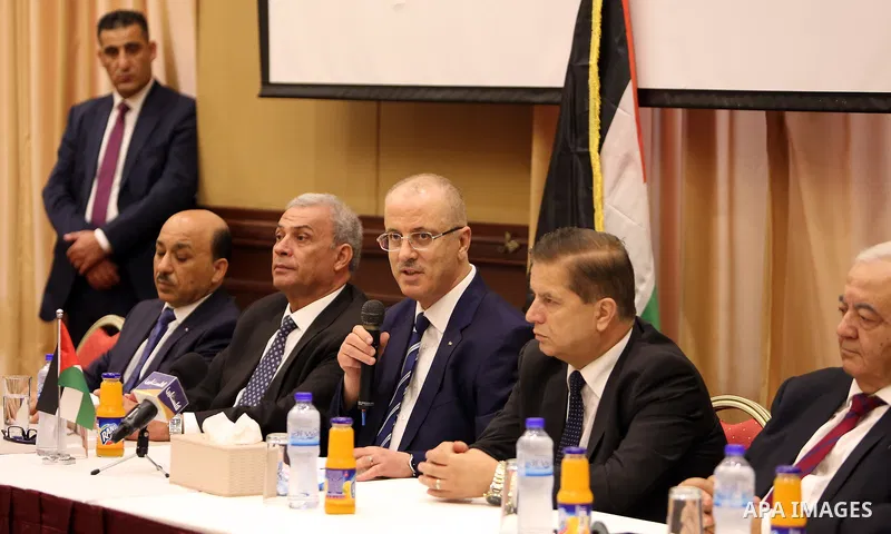 Palestinian Prime minister, Rami Hamadallah, meets with Members of factions and national forces, in Gaza city on October 4, 2017. Photo by Prime Minister Office