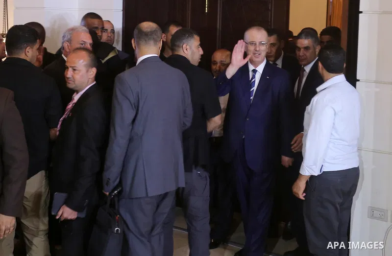 Palestinian Prime minister, Rami Hamadallah, meets with Members of factions and national forces, in Gaza city on October 4, 2017. Photo by Yasser Qudih