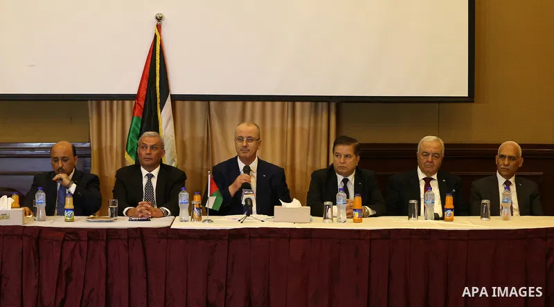 Palestinian Prime minister, Rami Hamadallah, meets with Members of factions and national forces, in Gaza city on October 4, 2017. Photo by Yasser Qudih