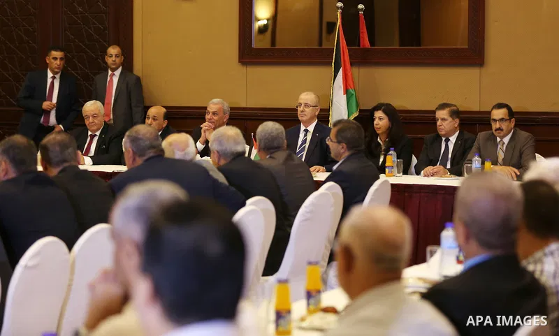 Palestinian Prime minister, Rami Hamdallah, meets with members of the Palestinian Businessmen Association, in Gaza city on October 4, 2017. Photo by Yasser Qudih