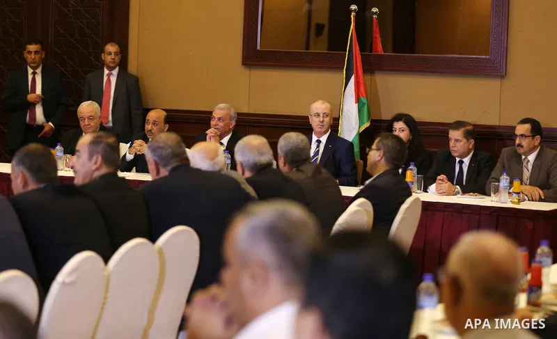 Palestinian Prime minister, Rami Hamdallah, meets with members of the Palestinian Businessmen Association, in Gaza city on October 4, 2017. Photo by Yasser Qudih