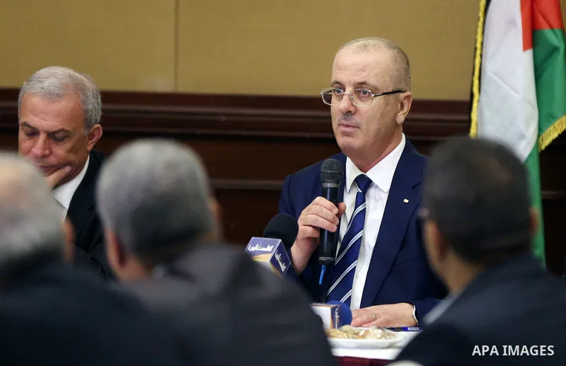 Palestinian Prime minister, Rami Hamdallah, meets with members of the Palestinian Businessmen Association, in Gaza city on October 4, 2017. Photo by Yasser Qudih
