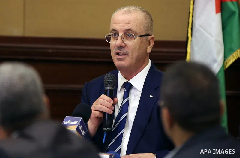 Palestinian Prime minister, Rami Hamdallah, meets with members of the Palestinian Businessmen Association, in Gaza city on October 4, 2017. Photo by Yasser Qudih