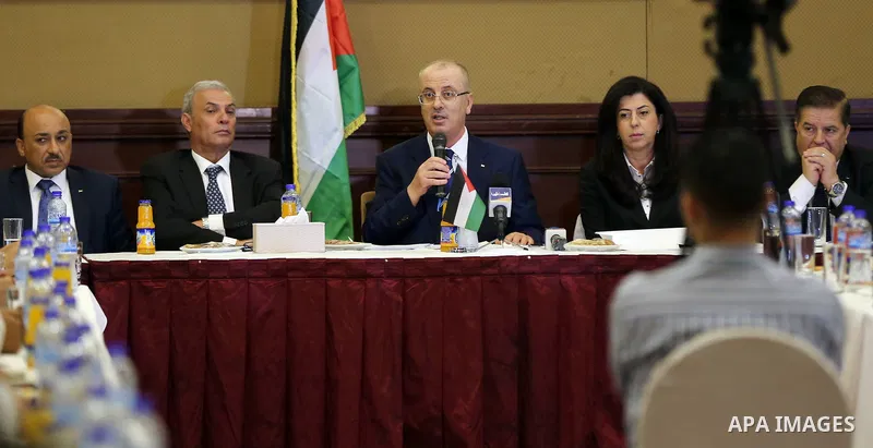 Palestinian Prime minister, Rami Hamdallah, meets with members of the Palestinian Businessmen Association, in Gaza city on October 4, 2017. Photo by Yasser Qudih