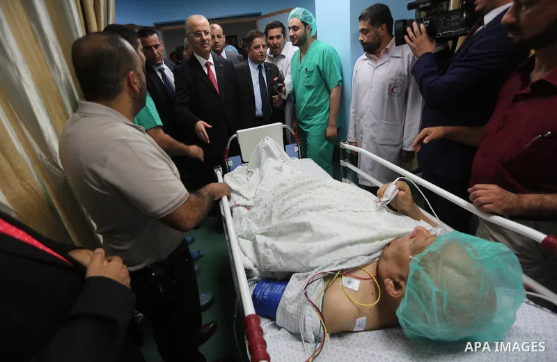 Palestinian prime minister Rami Hamdallah visits patients at Gaza City's Al-Shifa hospital on October 5, 2017. For three days it was all smiles as the Palestinian prime minister held talks in Gaza with Hamas but as the s...