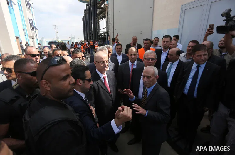 Palestinian Prime Minister Rami Hamdallah visits a water desalination plant in Khan Younis in the southern Gaza Strip October 5, 2017. Photo by Mohammed Asad