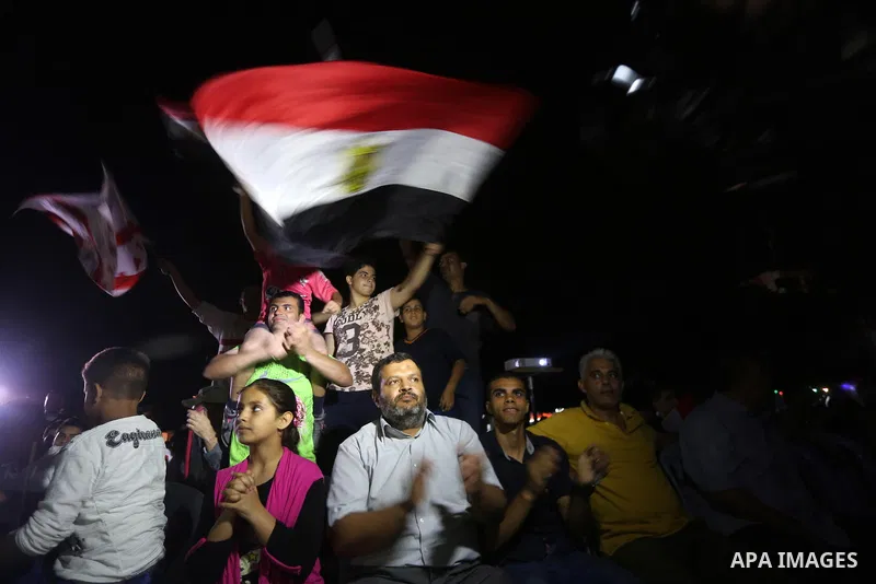 Palestinian fans watch the World Cup 2018 Africa qualifying football match between Egypt and Congo via large screens in Gaza City on October 8, 2017. Photo by Mohammed Asad