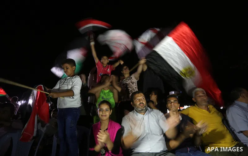 Palestinian fans watch the World Cup 2018 Africa qualifying football match between Egypt and Congo via large screens in Gaza City on October 8, 2017. Photo by Mohammed Asad