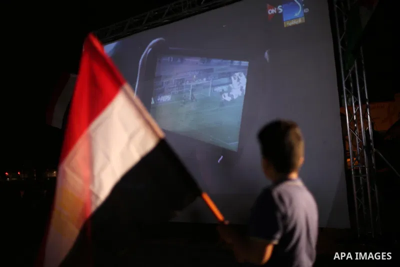 Palestinian fans watch the World Cup 2018 Africa qualifying football match between Egypt and Congo via large screens in Gaza City on October 8, 2017. Photo by Mohammed Asad