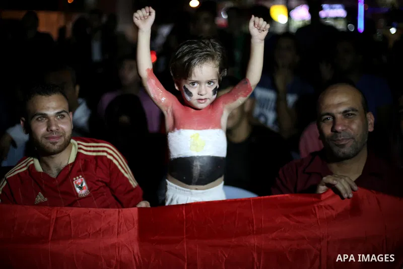 Palestinian fans watch the World Cup 2018 Africa qualifying football match between Egypt and Congo via large screens in Gaza City on October 8, 2017. Photo by Mohammed Asad