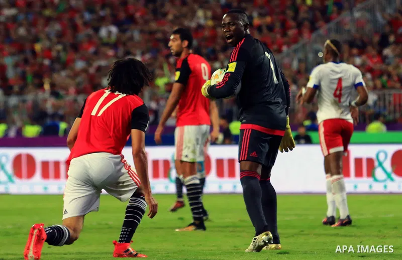 Egyptian players and Congo's players compete during their World Cup 2018 Africa qualifying match between Egypt and Congo at the Borg el-Arab stadium in Alexandria on October 8, 2017. Photo by Amr Sayed