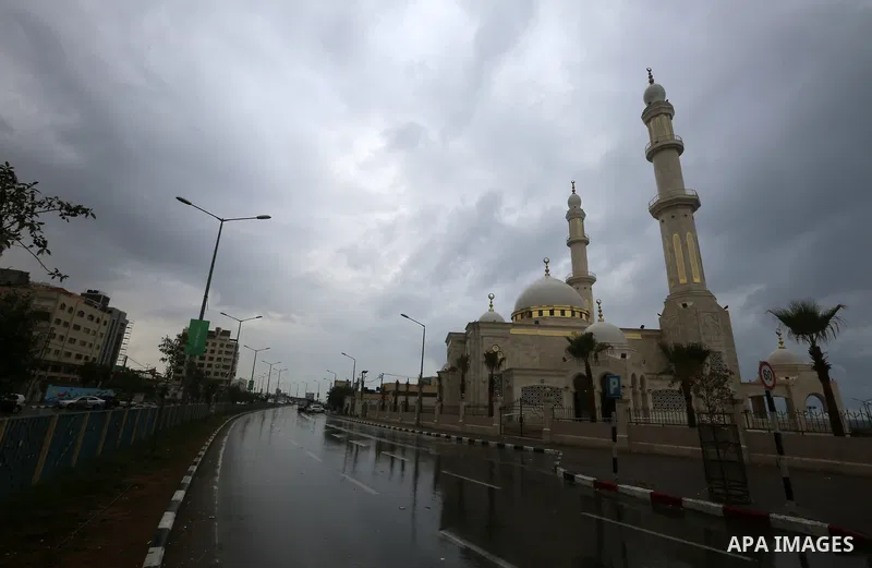 A general view shows el-Hasayneh Mosque during a rainy day, in Gaza city on October 9, 2017. Photo by Atia Darwish