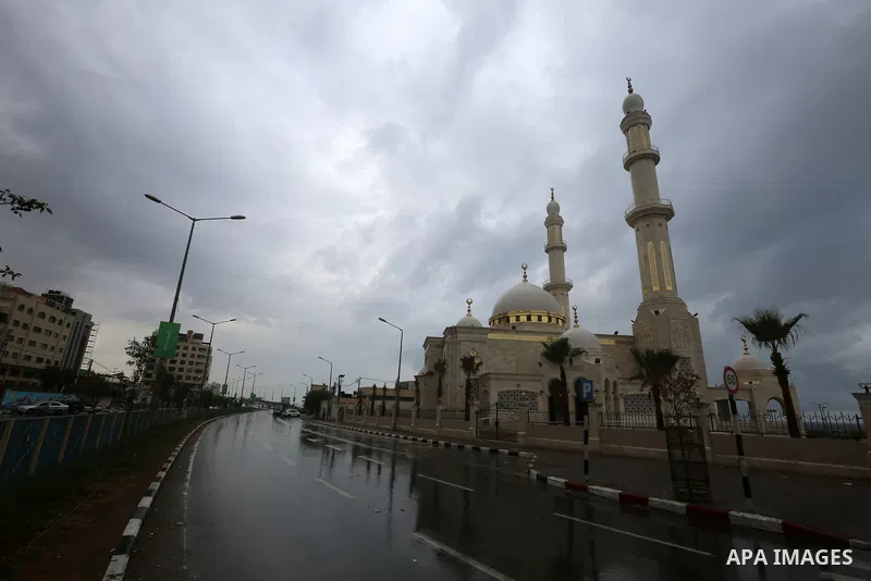 A general view shows el-Hasayneh Mosque during a rainy day, in Gaza city on October 9, 2017. Photo by Atia Darwish