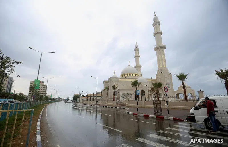 A general view shows el-Hasayneh Mosque during a rainy day, in Gaza city on October 9, 2017. Photo by Atia Darwish