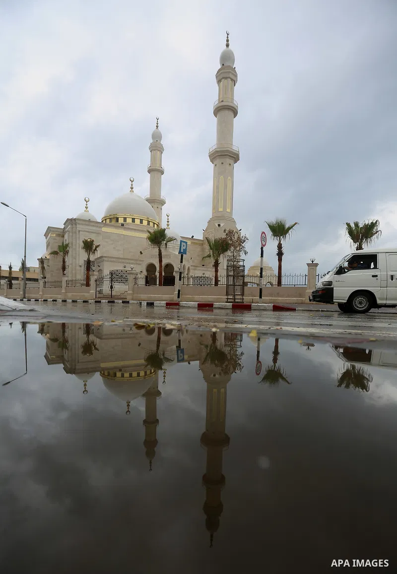 A general view shows el-Hasayneh Mosque during a rainy day, in Gaza city on October 9, 2017. Photo by Atia Darwish