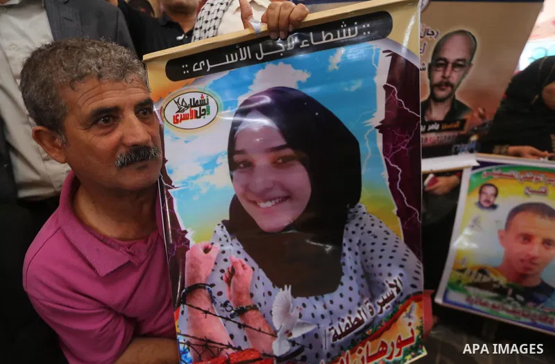 Palestinians take part in a protest to show solidarity with Palestinian prisoners held in Israeli jails, in front of Red cross office in Gaza city on October 9, 2017. Photo by Mohammed Asad