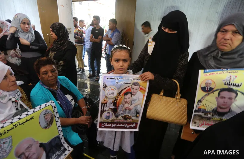 Palestinians take part in a protest to show solidarity with Palestinian prisoners held in Israeli jails, in front of Red cross office in Gaza city on October 9, 2017. Photo by Mohammed Asad