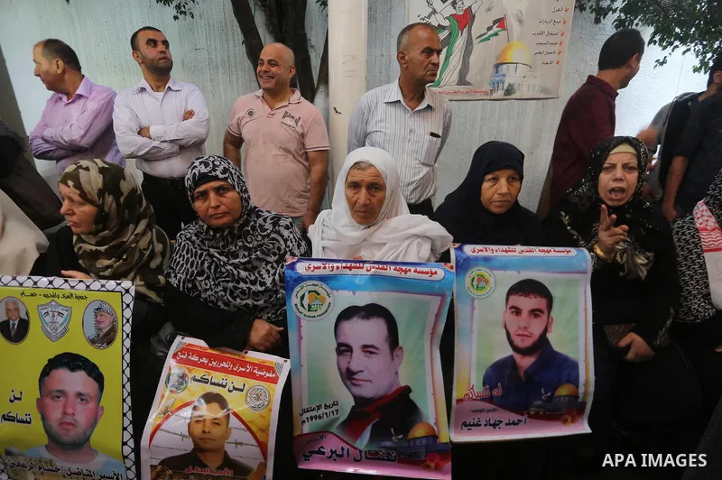 Palestinians take part in a protest to show solidarity with Palestinian prisoners held in Israeli jails, in front of Red cross office in Gaza city on October 9, 2017. Photo by Mohammed Asad