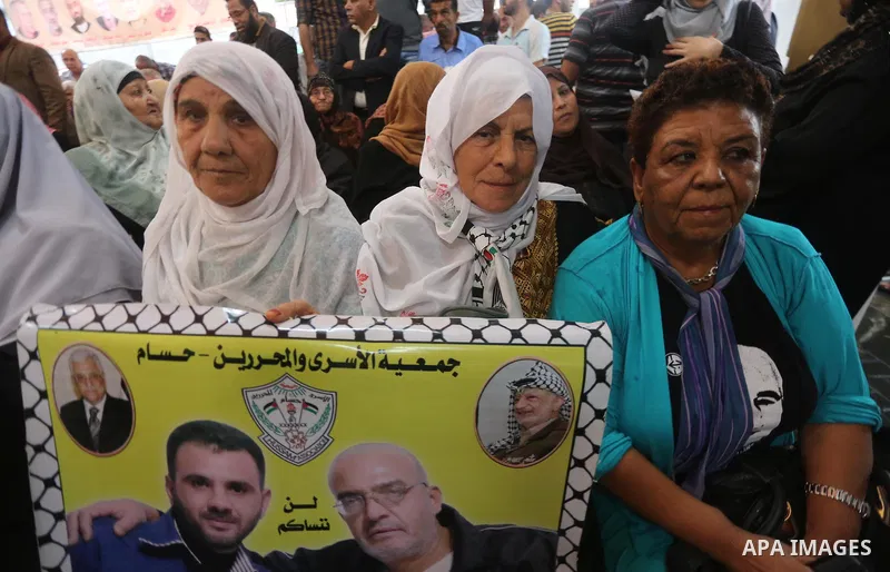 Palestinians take part in a protest to show solidarity with Palestinian prisoners held in Israeli jails, in front of Red cross office in Gaza city on October 9, 2017. Photo by Mohammed Asad