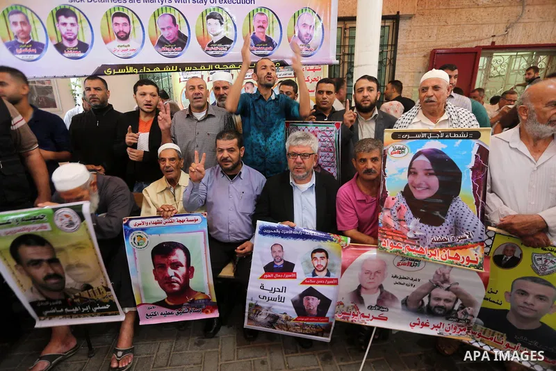 Palestinians take part in a protest to show solidarity with Palestinian prisoners held in Israeli jails, in front of Red cross office in Gaza city on October 9, 2017. Photo by Mohammed Asad