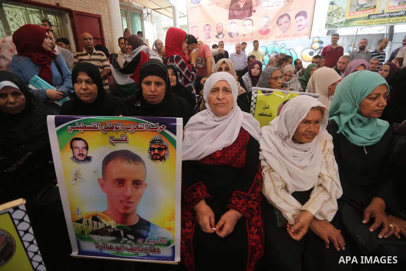 Palestinians take part in a protest to show solidarity with Palestinian prisoners held in Israeli jails, in front of Red cross office in Gaza city on October 9, 2017. Photo by Mohammed Asad