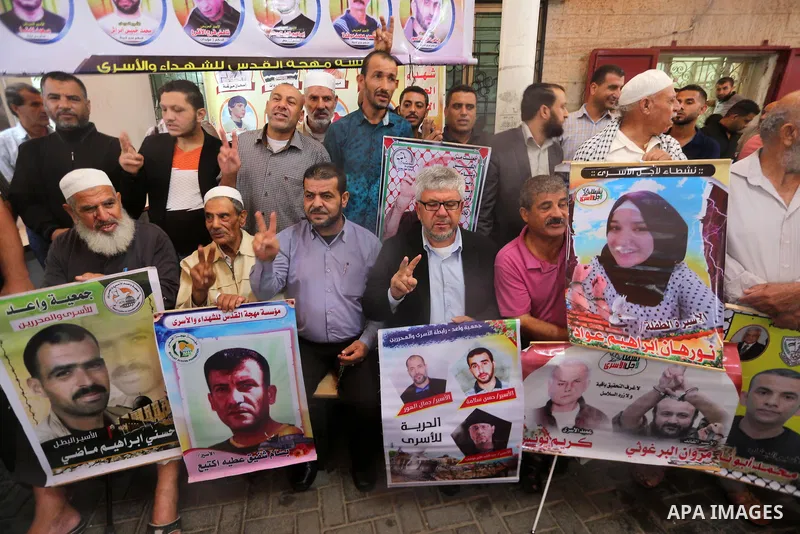 Palestinians take part in a protest to show solidarity with Palestinian prisoners held in Israeli jails, in front of Red cross office in Gaza city on October 9, 2017. Photo by Mohammed Asad