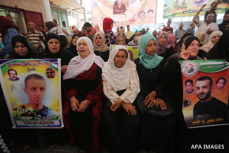 Palestinians take part in a protest to show solidarity with Palestinian prisoners held in Israeli jails, in front of Red cross office in Gaza city on October 9, 2017. Photo by Mohammed Asad
