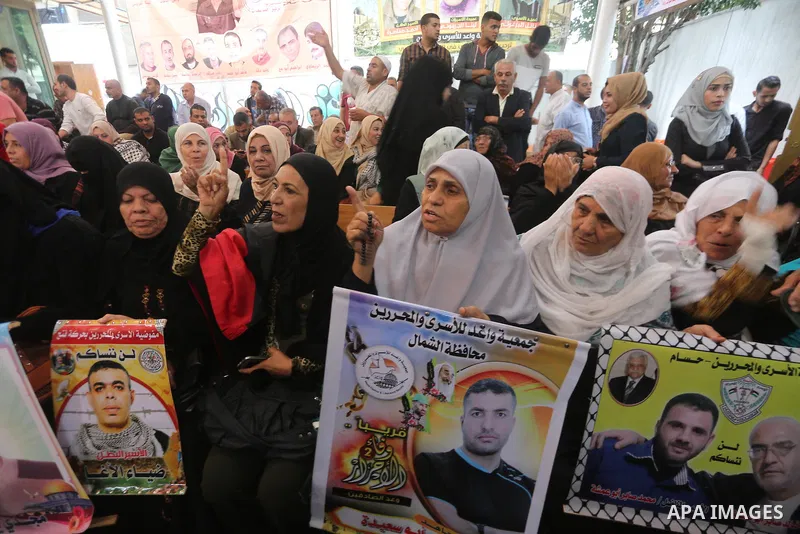 Palestinians take part in a protest to show solidarity with Palestinian prisoners held in Israeli jails, in front of Red cross office in Gaza city on October 9, 2017. Photo by Mohammed Asad