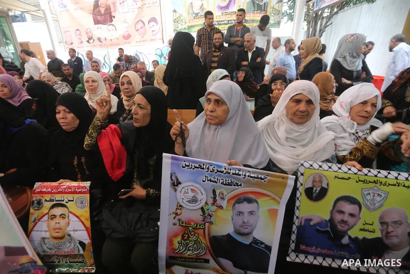 Palestinians take part in a protest to show solidarity with Palestinian prisoners held in Israeli jails, in front of Red cross office in Gaza city on October 9, 2017. Photo by Mohammed Asad