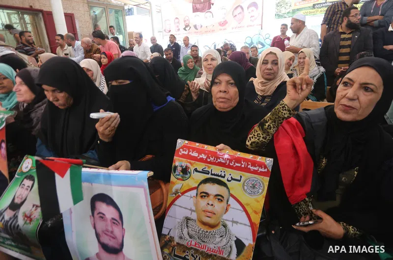 Palestinians take part in a protest to show solidarity with Palestinian prisoners held in Israeli jails, in front of Red cross office in Gaza city on October 9, 2017. Photo by Mohammed Asad