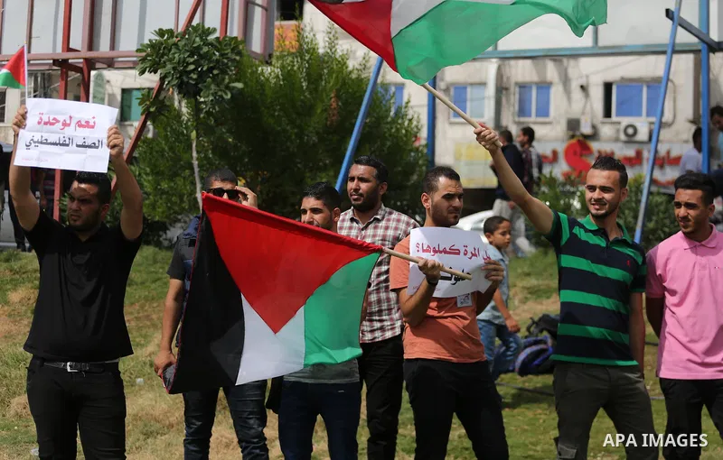 Palestinians take part in a rally to support of the Palestinian reconciliation, in Gaza city, on October 10, 2017. Photo by Mohammed Asad