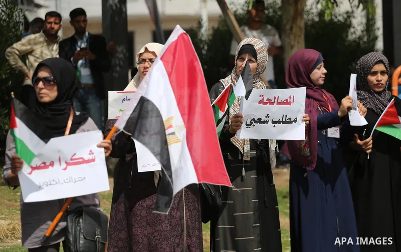 Palestinians take part in a rally to support of the Palestinian reconciliation, in Gaza city, on October 10, 2017. Photo by Mohammed Asad