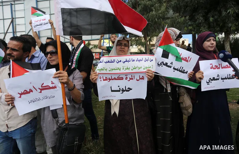 Palestinians take part in a rally to support of the Palestinian reconciliation, in Gaza city, on October 10, 2017. Photo by Mohammed Asad