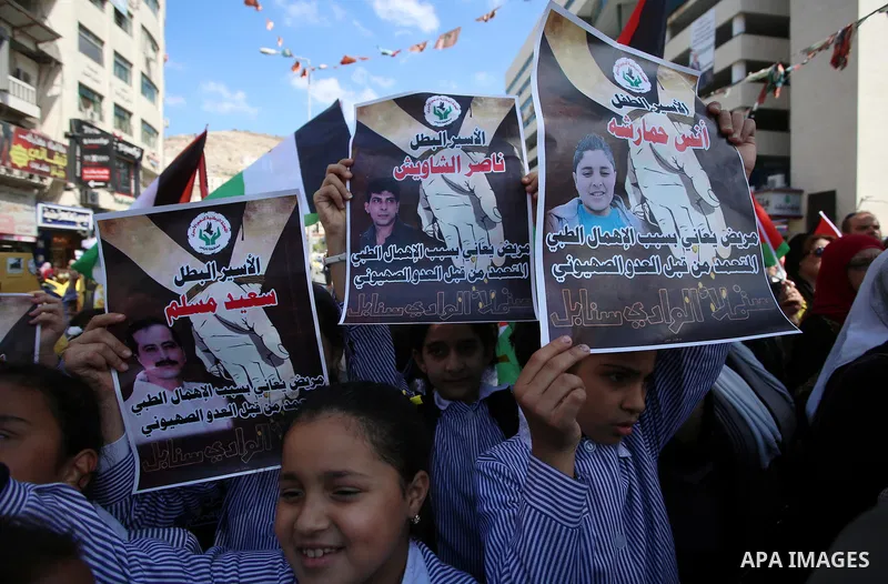 Palestinians take part in a protest to show solidarity with Palestinian prisoners held in Israeli jails, in the West Bank city of Nablus, on October 11, 2017. Photo by Ayman Ameen