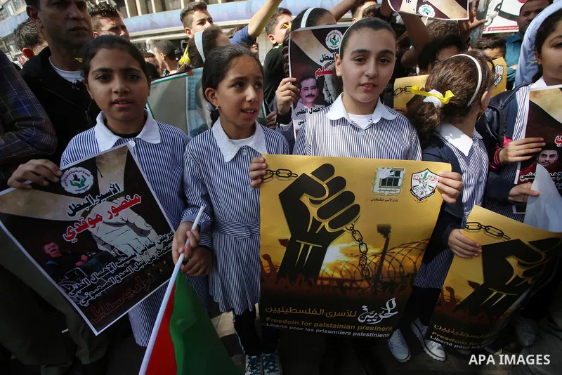 Palestinians take part in a protest to show solidarity with Palestinian prisoners held in Israeli jails, in the West Bank city of Nablus, on October 11, 2017. Photo by Ayman Ameen