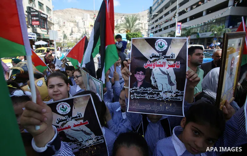 Palestinians take part in a protest to show solidarity with Palestinian prisoners held in Israeli jails, in the West Bank city of Nablus, on October 11, 2017. Photo by Ayman Ameen