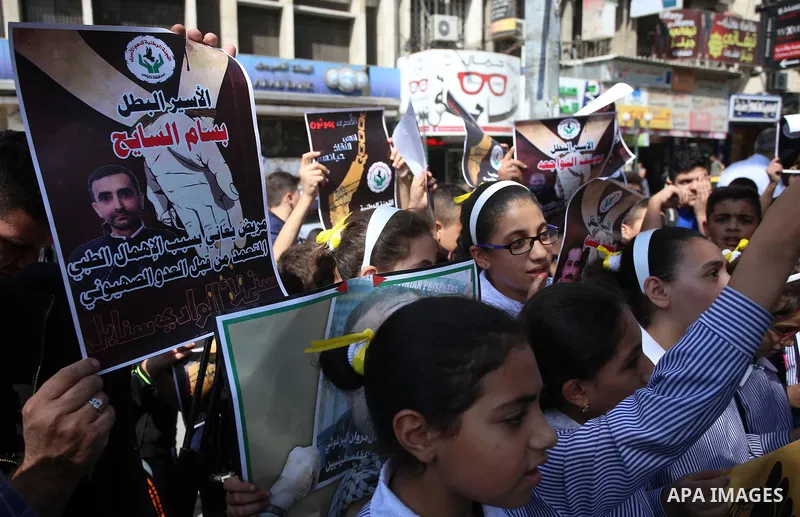Palestinians take part in a protest to show solidarity with Palestinian prisoners held in Israeli jails, in the West Bank city of Nablus, on October 11, 2017. Photo by Ayman Ameen