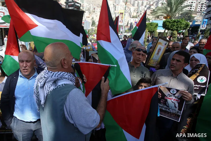 Palestinians take part in a protest to show solidarity with Palestinian prisoners held in Israeli jails, in the West Bank city of Nablus, on October 11, 2017. Photo by Ayman Ameen