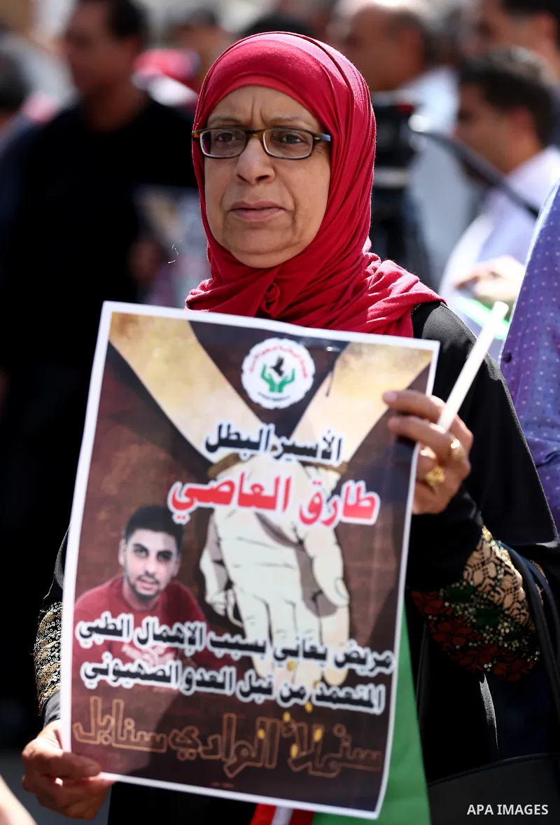 Palestinians take part in a protest to show solidarity with Palestinian prisoners held in Israeli jails, in the West Bank city of Nablus, on October 11, 2017. Photo by Ayman Ameen