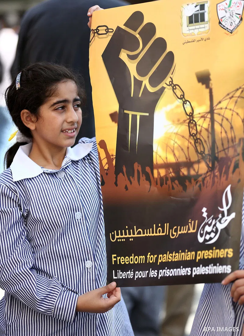 Palestinians take part in a protest to show solidarity with Palestinian prisoners held in Israeli jails, in the West Bank city of Nablus, on October 11, 2017. Photo by Ayman Ameen