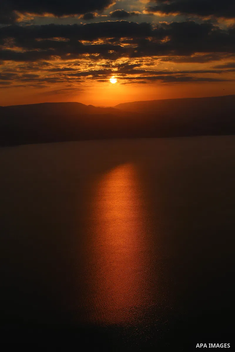 A picture taken at Sunrise on October 13, 2017 shows a view of part of the Dead Sea north of Ein Gedi. The Dead Sea has attracted visitors from around the Mediterranean basin for thousands of years. It was one of the wor...