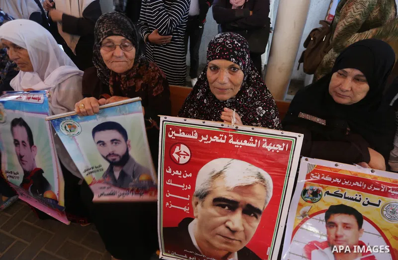 Palestinians take part in a protest to show solidarity with Palestinian prisoners held in Israeli jails, in front of Red cross office in Gaza city on October 16, 2017. Photo by Mohammed Asad