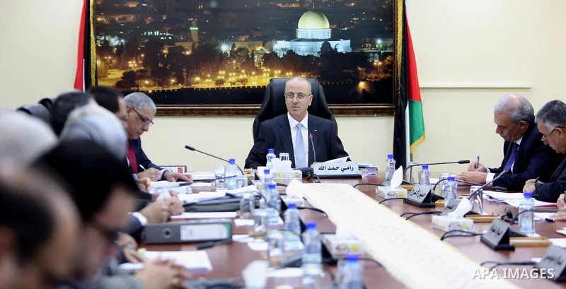 Palestinian Prime Minister, Rami Hamdallah, chairs a meeting of the Council of Ministers, in the West Bank city of Ramallah, on October 17, 2017. Photo by Prime Minister Office