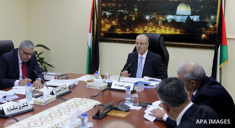 Palestinian Prime Minister, Rami Hamdallah, chairs a meeting of the Council of Ministers, in the West Bank city of Ramallah, on October 17, 2017. Photo by Prime Minister Office